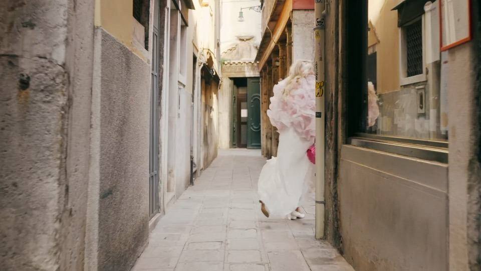 Juliane Golbs in a Venetian alley – still from the film for Venice Design Week